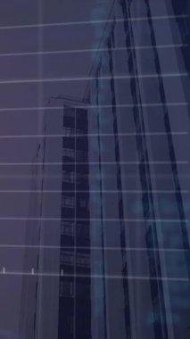 Şehir manzarası üzerinde veri işleme animasyonu. küresel iş ve dijital arayüz kavramı dijital olarak oluşturulmuş video.