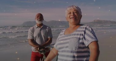 Son sınıf öğrencisi kadın, sahilde gün batımını gösteren seyahat çekimlerinde partnerle birlikte fotoğraf çekmek için akıllı telefonu kaldırıyor. Manzara, eğlence, arkadaşlık, sahil, açık hava, sükunet, neşe