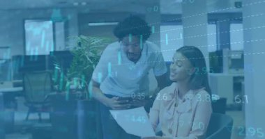 Tablet tutan adam meslektaşına rapor veriyor. Analiz için ofisin üzerinde mavi çizelgeleri canlandırıyor. İşbirliği, takım çalışması, veri görselleştirme, modernleşme, iş toplantısı, analiz, profesyonel