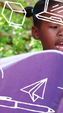 Okul ikonlarının okulda okuyan liseli kızlar üzerindeki canlandırması. eğitim, öğrenme ve eğitim kavramı dijital olarak oluşturulmuş video.