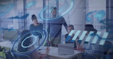 İşaretleri değiş tokuş eden ve holografik iş verilerini ilerleme çubukları ve dünya haritasıyla başlatan bir ekip. İşbirliği, yenilik, teknoloji, takım çalışması, fütüristik, analitik, kurumsal