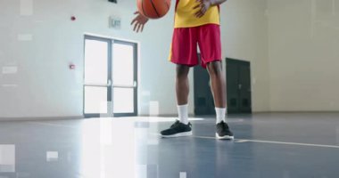 Erkek sporcu topu kavrayıp mavi sahada top sürme alıştırması yapıyor. Sporcu, antrenman, fitness, spor, hareket, çeviklik, dinamik