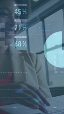 Afro-Amerikan iş kadınının ofisindeki finansal veri işleme animasyonu. Küresel finans, iş, bağlantılar, hesaplama ve veri işleme kavramı dijital olarak oluşturulmuş video.