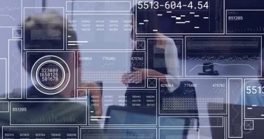 Kalem başlatma sunumunu yapan ve canlandırılmış grafik göstergeleri ve kodları gösteren sunucu. Şirket, yenilik, analitik, işbirliği, teknoloji, profesyonellik, veri görselleştirme