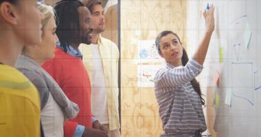 Yapışkan notlar yerleştiren, çizelgeler çizen ve iş toplantısında büyüme verilerini açıklayan bir yardımcı. İşbirliği, beyin fırtınası, strateji, sunum, analitik, takım çalışması, yenilik