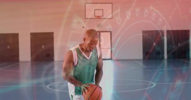 Oyuncu serbest atış sahasının yanında top sürüyor, sporu başlatıyor ve atışa hazırlanıyor. Atletik, performans, eğitim, teknoloji, odaklanma, spor, rekabet