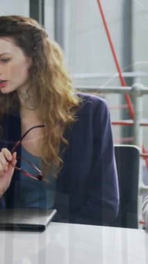 Dizüstü bilgisayardaki raporları tartışan çeşitli iş arkadaşlarının çoklu grafiklerinin animasyonu. Dijital bileşik, çoklu pozlama, iş, soyut, takım çalışması ve teknoloji konsepti.