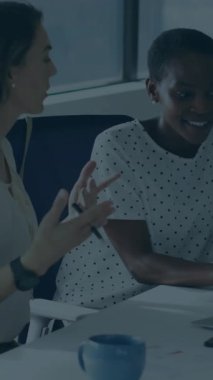 Ofisteki çeşitli iş adamları üzerinde finansal veri işleme animasyonu. Küresel finans, iş, bağlantılar, hesaplama ve veri işleme kavramı dijital olarak oluşturulmuş video.