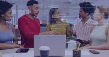 Teknoloji ekibi hareket ediyor, dizaynları incelerken ve not alırken animasyon kodlarını açıyorlar. İşbirliği, takım çalışması, yenilik, dijital, tepkili, beyin fırtınası, strateji