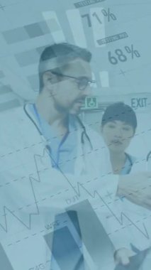 Finansal grafiklerin ve çeşitli doktorların röntgen fotoğraflı verilerinin animasyonu. sağlık, tıp mesleği, ekonomi, finans ve teknoloji konsepti dijital olarak oluşturulmuş video.