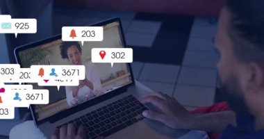 Adam iş görüşmelerine katılıyor ve sunucunun etrafında alarm simgelerinin büyüyüp kaybolmasına neden oluyor. Uzaktan iletişim, dijital bağlantı, sanal takım çalışması, modern çalışma alanı, teknoloji kullanımı, işbirliği, sosyal medya