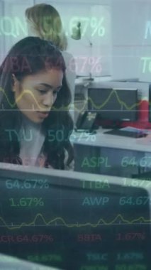 Ofisteki çeşitli iş adamları üzerinde veri işleme animasyonu. Küresel iş, finans ve dijital arayüz kavramı dijital olarak oluşturulmuş video.