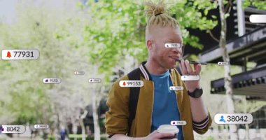 Elinde kahve olan bir adam yolda akıllı telefona konuşuyor. Bu da teknoloji demosu için alarm ikonlarına neden oluyor. Teknoloji, iletişim, kentsel, çağdaş, dijital, yenilik, yaşam tarzı