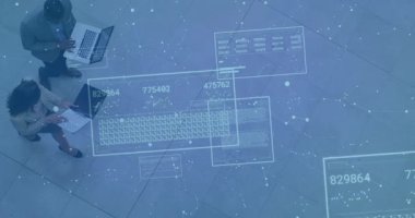 Profesyonel ikili yürüme lobisi, iş analizleri için dizüstü bilgisayarları tıklatarak animasyon çizelgelerini etkinleştiriyor. İşbirliği, veri görselleştirme, dijital teknoloji, fütürizm, modern, kurumsal, yenilik