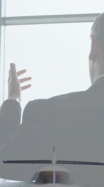 İş adamı telefonda konuşuyor, havaalanı arka planında uçak animasyonu var. seyahat, iletişim, teknoloji, akıllı telefon, ayrılış, gezgin