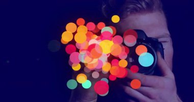 Fotoğrafçı, stüdyoda kamera yükselterek girdaplı bokeh küreler çağırarak objektifi gizliyor. Soyut, enerjik, mistik, dinamik, yaratıcılık, görsel sanatlar, kavramsal