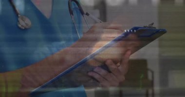 Tıbbi profesyoneller veri güncelleme panosuna ikili kaplama tespit edip hasta notları yazıyorlar. Sağlık, teknoloji, kesinlik, yenilik, klinik, dijital, profesyonel