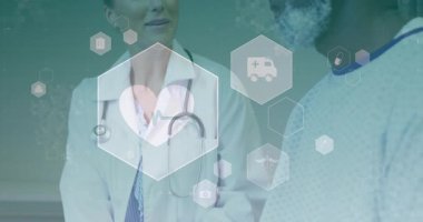 Kadın doktor hastane koridorunda hasta danışmanlığına başlıyor. Stetoskop arkasında ikon titreşimi var. Tıbbi, sağlık, profesyonel, tanı, klinik, danışma, teknoloji