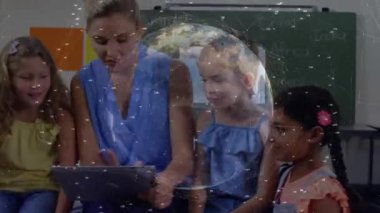 Öğretmen tableti tıklatıyor ve coğrafya dersinde öğrencilere 3 boyutlu dünyayı yansıtıyor. Eğitimciler, çocuklar, teknoloji, dijital öğrenme, sınıf, etkileşimli, yenilik