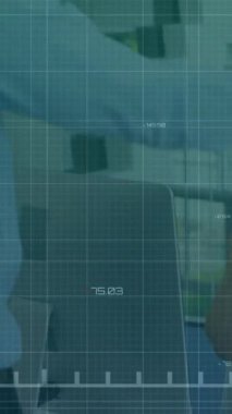 Kızgın erkek patronun kadın bir çalışana bağırması üzerine istatistiksel veri işleme animasyonu. İş veri teknolojisi kavramı