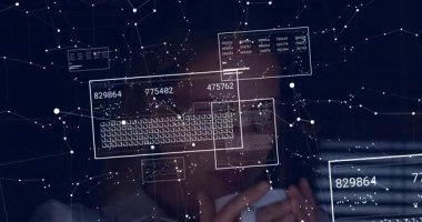 Orta yaşlı bir kadın kupa masasını yudumlarken veriler iş ölçümlerini çiziyor ve güncelliyor. Ağ, teknoloji, dijital, analitik, çalışma alanı, profesyonel, yenilik