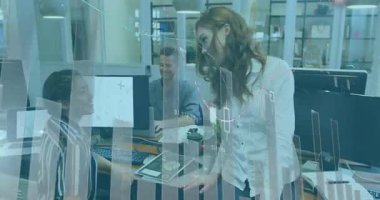 İş arkadaşları tableti grafik sonuçlarıyla sunuyor ve zaferi kutlayan verileri analiz ediyorlar. İşbirliği, takım çalışması, iletişim, yenilik, üretkenlik, modern, profesyonel