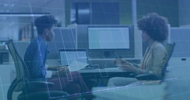 Meslektaşlar, ekranda güncellenen iş verilerini canlandırırken dizüstü bilgisayarda hareketli grafikler gösteriyorlar. İşbirliği, takım çalışması, analitik, iletişim, modern, profesyonel, sunum