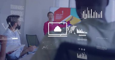 Sunucu kadın bilgi bölümünü işaret ediyor ve iş toplantısında veri örtüşmelerini gösteriyor. Kurumsal, analitik, dijital, takım çalışması, sunum, işbirliği, grafikler