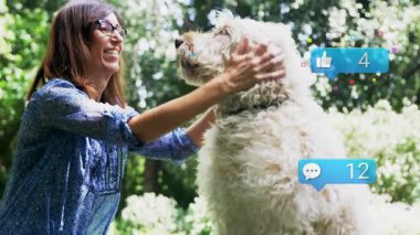 Pazarlamacı evcil köpek yorumlara neden oluyor. Yürek kaldıran ikonlar, nişanı yükselten ikonlar. Evcil hayvanlar, bağ, sevgi, açık hava, yeşillik, neşe, etkileşim