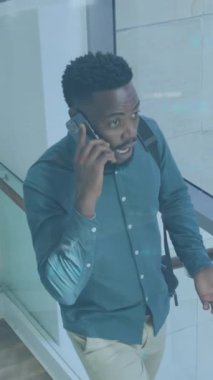 Afro-Amerikan iş adamının akıllı telefon kullanarak veri işleme animasyonu. küresel iş ve dijital arayüz kavramı dijital olarak oluşturulmuş video.