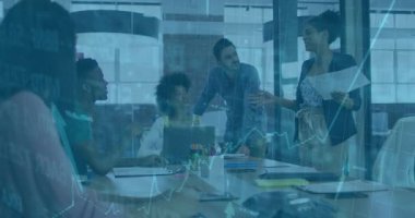 Cam iş toplantı odasındaki gündemi özetleyen sunucu gündemi gösteren çizelgeyi başlatıyor. İşbirliği, takım çalışması, şirket, profesyonellik, modernlik, iletişim, strateji