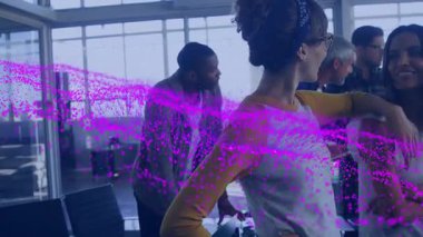 İş toplantısında masaya yaslanan ve mor verileri etkinleştiren bir kadın. İşbirliği, takım çalışması, beyin fırtınası, yenilik, modernlik, dijital etkileşim, profesyonel