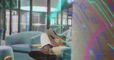 Teknoloji tasarımcısı, holografik devrelerin tarandığı, verileri gösteren bir tablet kullanıyor. Gelecekçi, yenilikçi, teknoloji, dijital, çalışma alanı, modern, ağ oluşturma