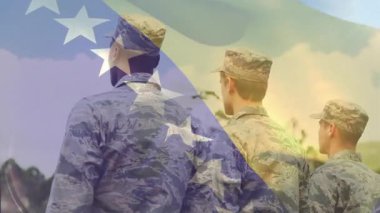 Üç asker askeri etkinlik sırasında bayrak sallayarak komutayı alıyor ve selam veriyor. Askeri, disiplin, vatanseverlik, birlik, onur, yapı, cesaret