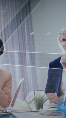 Ofisteki çeşitli iş adamları üzerinde veri işleme animasyonu. Küresel iş ve dijital arayüz kavramı dijital olarak oluşturulmuş video.