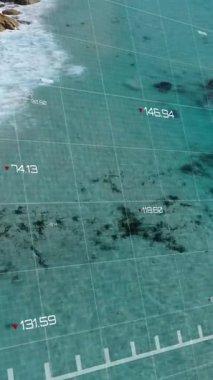 Manzara üzerinde finansal veri işleme animasyonu. Küresel iş, finans ve dijital arayüz kavramı dijital olarak oluşturulmuş video.