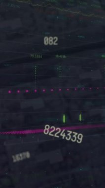 Siyah arkaplanda grafik ve veri işleme animasyonu. Küresel iletişim, iş, veri ve dijital arayüz kavramı dijital olarak oluşturulmuş video.