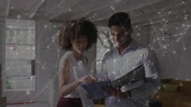 Mimari işaret planı cilt sayfalarını çeviren ve tasarım ofisinde tokalaşmayı sonuçlandıran mühendis olarak gösterilir. İşbirliği, profesyonellik, takım çalışması, yenilik, modernlik, iletişim, şirket