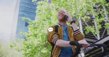 Mobil teknoloji, bisikletçinin akıllı telefondan aradığını gösteriyor. Sohbet baloncukları başlatılıyor. Gelen mesajları gösteriyor. Kentsel, yaşam tarzı, minimalist, iletişim, teknoloji, modern, canlı