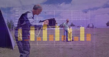 Yönetici, güvenlik eğitiminde dönüşümlü olarak kontrol köpeğini serbest bırakıyor. Kinetik, koruma, çeviklik, disiplin, takım çalışması, profesyonellik, açık hava