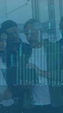Ofisteki çeşitli iş adamları üzerinde finansal veri işleme animasyonu. Küresel finans, iş, bağlantılar, hesaplama ve veri işleme kavramı dijital olarak oluşturulmuş video.