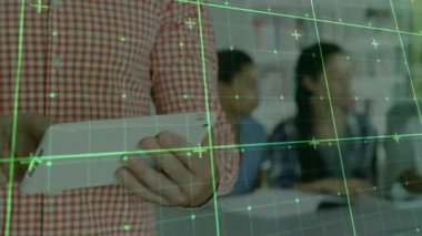 Öğretmenin tableti ayarlaması, ders için yeşil AR ızgarasıyla çalışan öğrencilere rehberlik ediyor. Etkileşimli, eğitim, işbirliği, dijital, teknoloji, sınıf, yenilik