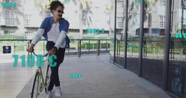 Bisikletçi tırabzanda yavaşlıyor, duvara karşı park ediyor ve teknolojik tanıtımda rakamlarla örtüşüyor. Kentsel, modern, açık hava, minimal, aktif, yaşam tarzı, yenilik