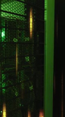 Veri sunucu sistemlerinde hareket eden aydınlatılmış ışıkların animasyonu. Dijital bileşik, ağ oluşturma, geleceksel, güvenlik, veri merkezi, ağ sunucusu, teknoloji kavramı.