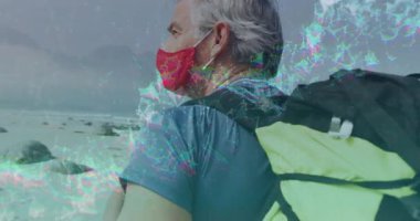 Olgun erkek yürüyüşçü duruşu ve yürüyen plaj, teknolojik bağlantıyı gösteren dijital örtüşme. Macera, keşif, açık hava, engebeli, teknoloji, bağlantı, manzara