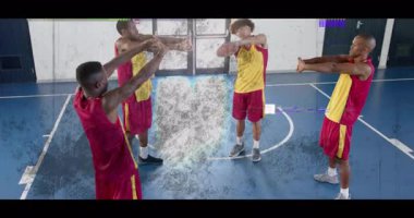 Dört basketbolcu orta çemberde kollarını esnetiyorlar. Titreşim düzensizliğine neden oluyorlar. Sporcular, takım çalışması, dijital sanat, spor giyimi, antrenman, fütüristik, hareket