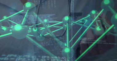 Dönüşümlü ağ, tıbbi verileri gösteren kaydırma kodunun arkasında steteskop takan klinisyen olduğunu gösteriyor. Dijital, fütüristik, yenilikçi, sağlık, teknoloji, görselleştirme, tıbbi