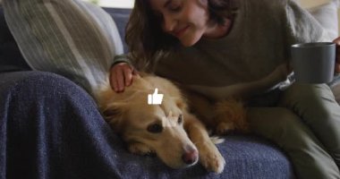 Kadınlar kanepede köpek besliyor ve sosyal medya yaratıyor. Yukarıya doğru yüzen ikonlar gibi. Şefkat gösteriyorlar. Şefkat, arkadaşlık, samimi, evcil, sıcak, şefkat, sadakat.