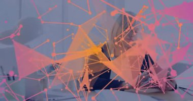 Profesyonel bir kadın ağ üstüne tablet kapıp teknolojik veri görsellerini analiz ediyor. Gelecekçi, yenilikçi, bağlantı, dijital, çalışma alanı, gösterişli, teknoloji