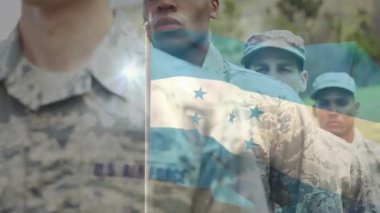 Hava Kuvvetleri 'nin isim bandına yakınlaşan kamera, renkleri onurlandıran dört askerin üzerinde bayrağın solmasına neden oluyor. Askeri, disiplin, cesaret, yoldaşlık, tören, vatanseverlik, takım çalışması.